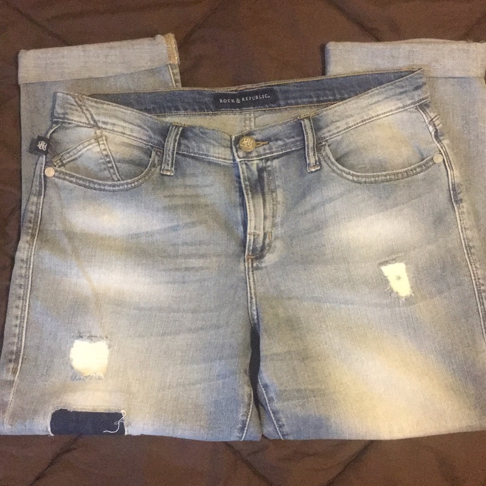 Ankle jeans with distressed patches